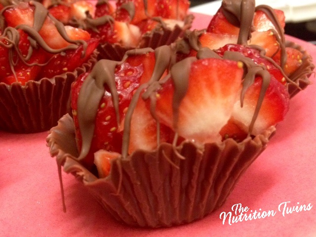 Chocolate_cups_with_wstrawberries_